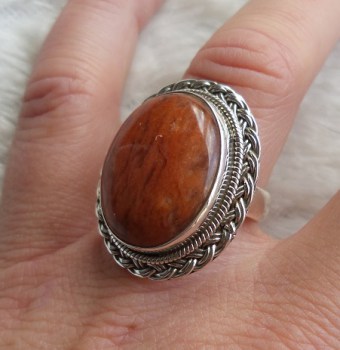 Zilveren ring met Kersenkwarts (aardbeikwarts) met bewerkte kop 